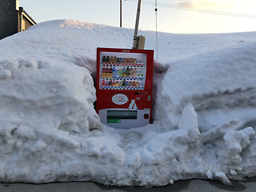 雪に埋もれた販売機